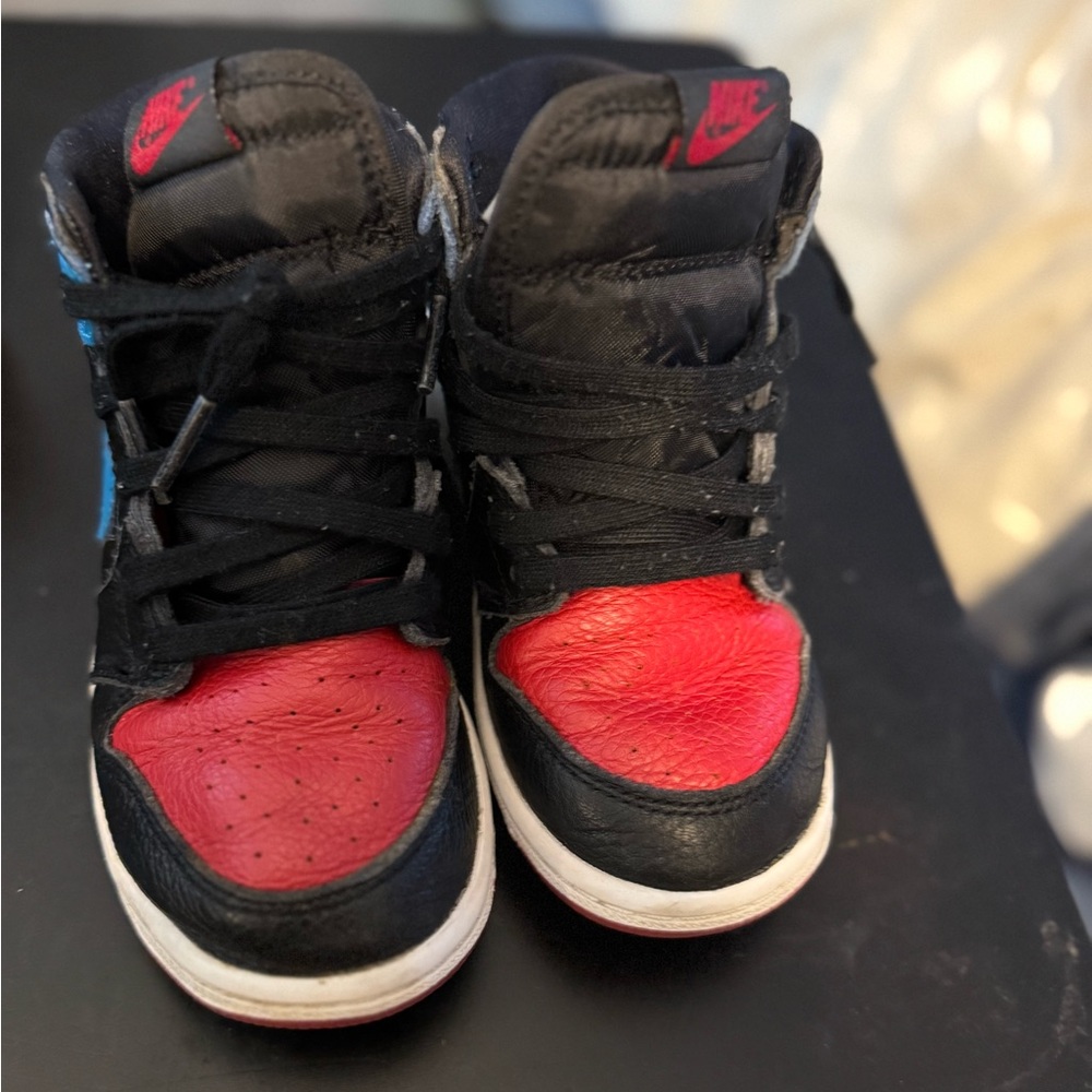Nike Black and Red Sneakers High-Top Classic
